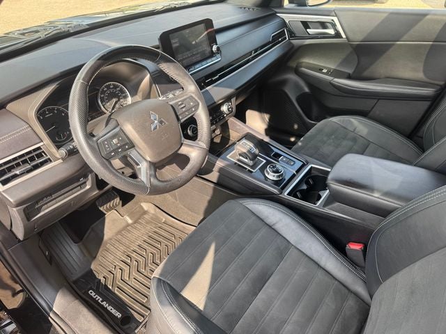 2022 Mitsubishi Outlander Base